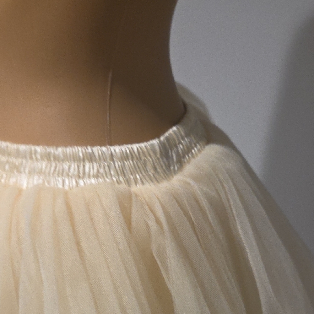 Elegant Cream Tulle Skirt - Picture 5 of 8